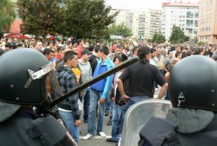 Imaxe tomada esta quinta feira aos operarios do metal concentraodos fronte &aacute; factor&iacute;a de Citro&euml;n / CIG