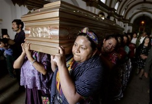 A candidata guatemalteca Rigoberta Mench&uacute; acompa&ntilde;a o cadaleito dunha muller asasinada durante a campa&ntilde;a electoral