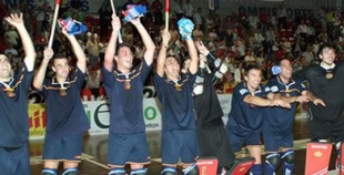 A selecci&oacute;n espa&ntilde;ola celebrando a vitoria no Mundial 2007