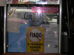 A pol&eacute;mica dos r&oacute;tulos comerciais en galego chegou ao Parlamento