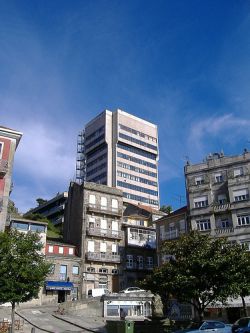 A torre do Concello de Vigo, sobresa&iacute;ndo polo medio das casas do casco vello / Flickr: trodriguezontiveros