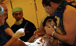 M&eacute;dicos franceses atendendo feridos nun hospital de Cheddikulam, no norte de Sri Lanka