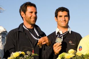 Ant&oacute;n Paz e Fernando Echavarri, a bordo do seu clase Tornado
