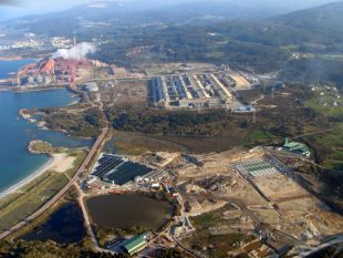 Unha imaxe da planta de Alcoa, situada entre os concellos de Cervo e Xove (A Mari&ntilde;a)