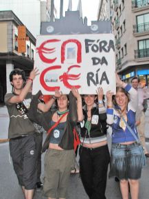 Un grupo de mozos sost&eacute;n un cartaz pedindo o traslado de Ence da R&iacute;a de Pontevedra