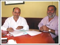 Xulio Sacrist&aacute;n, &aacute; dereita, nunha reuni&oacute;n co ex conselleiro Santiso Miramontes / Foto: terrasdasmarinas.org