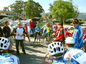 &Aacute;lvaro Pino cos ciclistas, nos adestramentos, o ano pasado