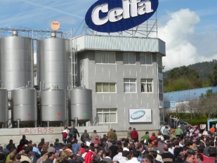 M&aacute;is de 3.000 gandeiros manifest&aacute;ronse fronte &aacute; f&aacute;brica
