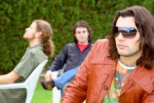 Os Loretta Martin, con Brais Mor&aacute;n e as s&uacute;as lentes de sol