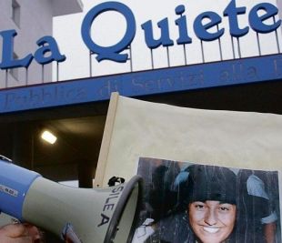 Imaxes das mobilizaci&oacute;ns, fronte a cl&iacute;nica na que Eluana permaneceu ingresada unha semana