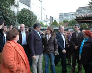 Aymerich, a car&oacute;n de T&aacute;boas, mentres os alcaldes, alcaldesas e militantes se colocaban para a foto de familia (clique para ampliar)