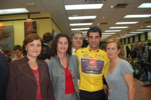 &Oacute;scar Pereiro co maill&oacute;, acompa&ntilde;ado, de esquerda a dereita, da alcaldesa de Mos, da conselleira &Aacute;nxela Bugallo e da directora xeral Marta Souto