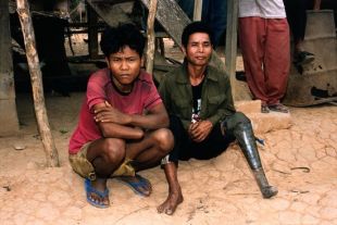 D&uacute;as v&iacute;timas das bombas en acio, da provincia de Ta Oy, en Laos