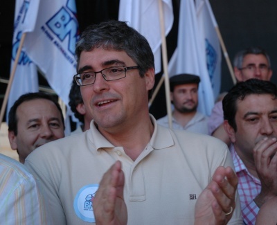 Carlos Aymerich aplaude o discurso de Guillerme V&aacute;zquez