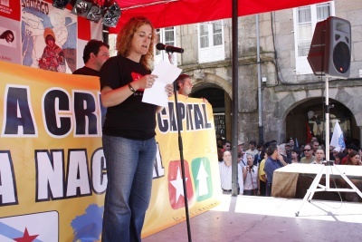 Laura Bugallo d&aacute; lectura ao manifesto