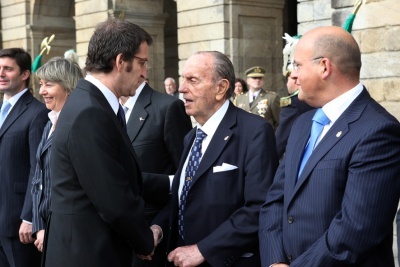 Feijoo sa&uacute;da a Fraga, na Praza do Obradoiro