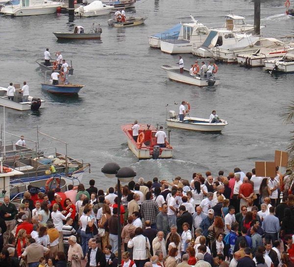 Antes da sa&iacute;da da manifestaci&oacute;n, no peirao
