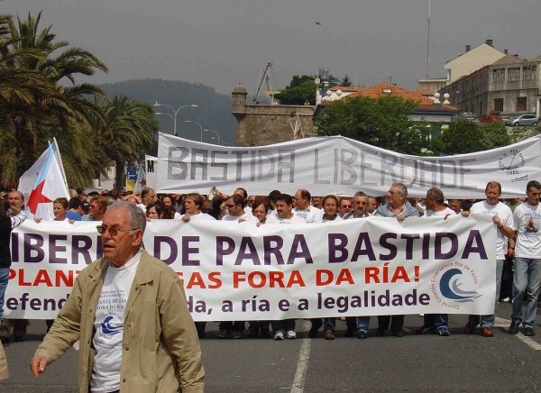 "En defensa da r&iacute;a, a vida e a legalidade" (En primeiro plano Carmelo Teixeiro, voceiro do Comit&eacute; Cidad&aacute;n)