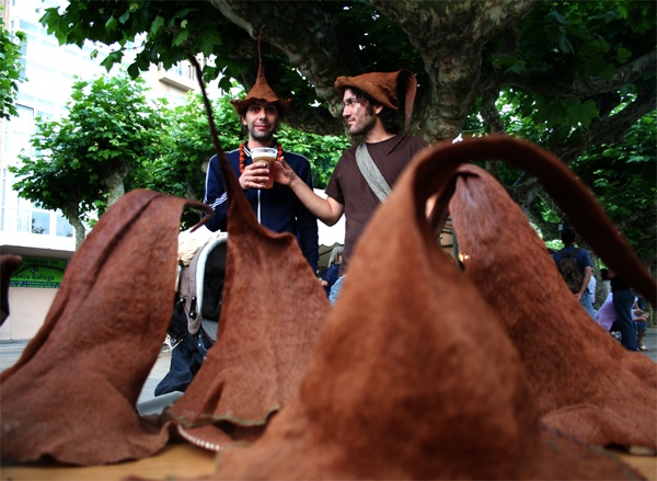 Chapeus feitos con fibra de palmeira, outro &eacute;xito do ver&aacute;n xunto co meg&aacute;fono