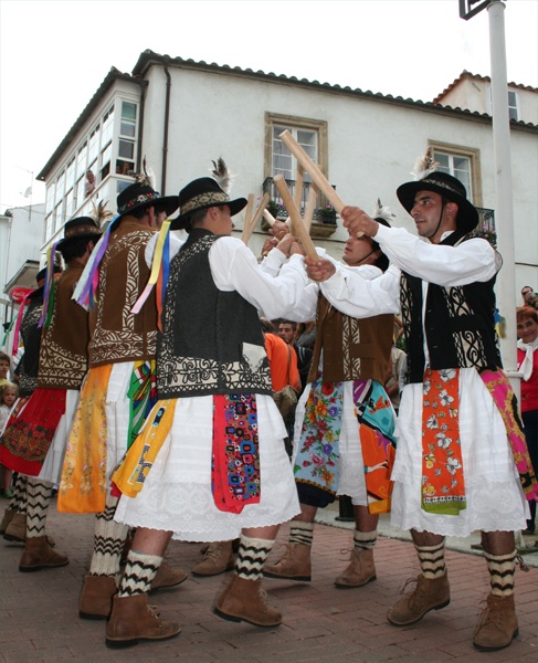 Danza masculi&ntilde;a a base de paus perfectamente sincronizados