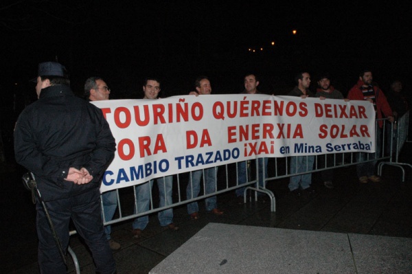 En Xo&aacute;n XIII, arredor de 20 manifestantes das minas de Serrabal berran consignas contra o goberno da Xunta