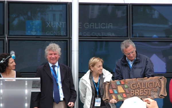Entrega &aacute; organizaci&oacute;n de Brest da "t&aacute;boa recordatoria do noso paso pola festa"