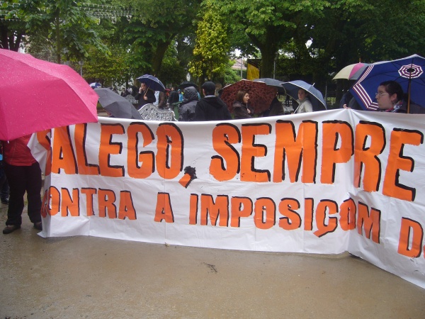 Manifestaci&oacute;n polo dereito a vivirmos en galego