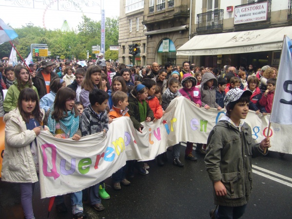 Manifestaci&oacute;n polo dereito a vivirmos en galego