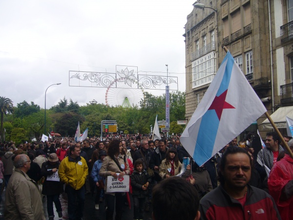 Manifestaci&oacute;n polo dereito a vivirmos en galego